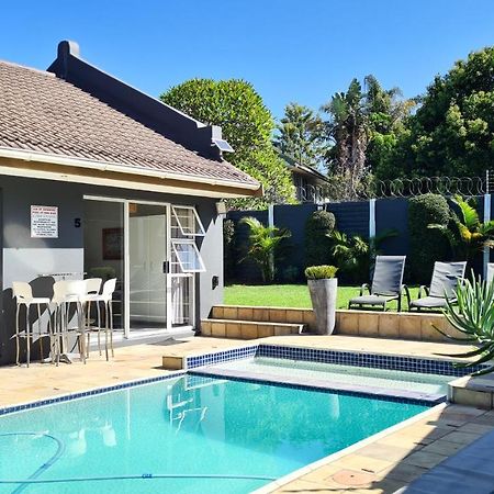 Lido Living Bed & Breakfast East London Bagian luar foto