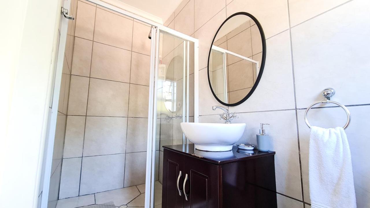 Lido Living Bed & Breakfast East London Bagian luar foto