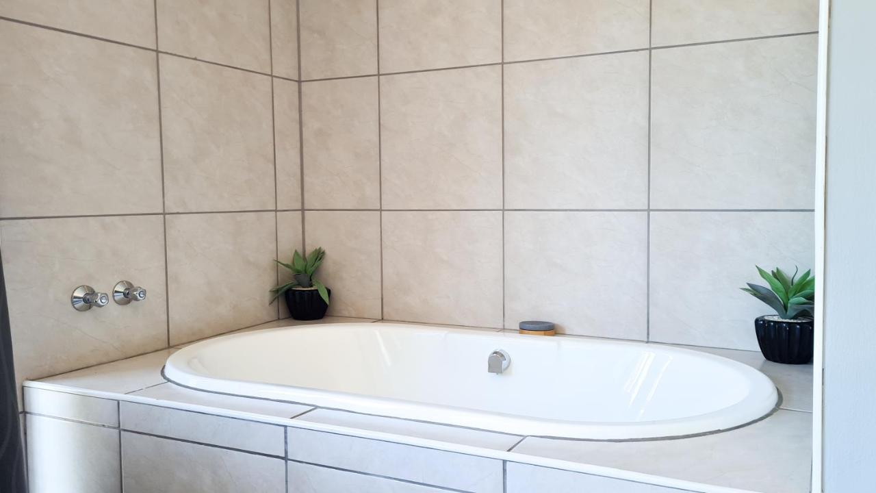 Lido Living Bed & Breakfast East London Bagian luar foto