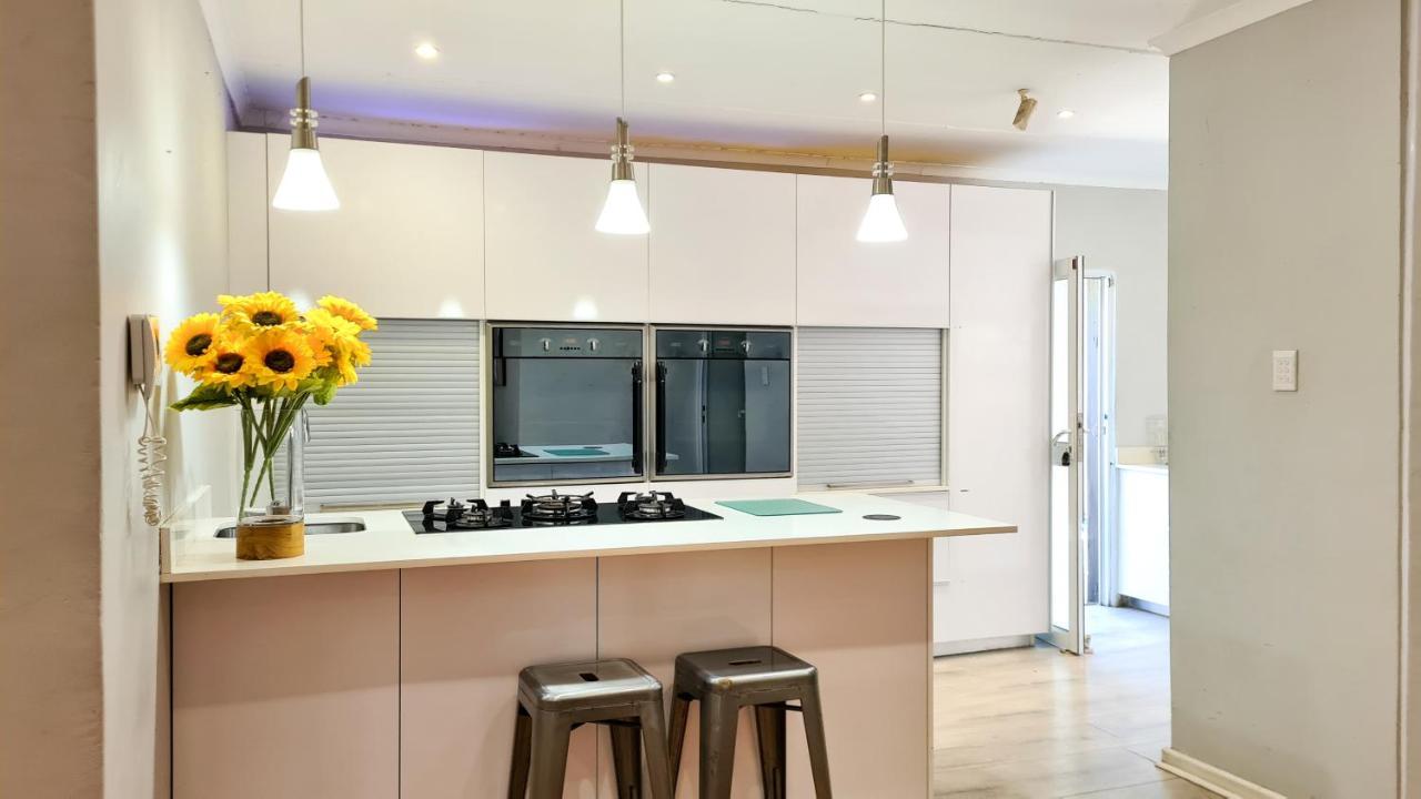 Lido Living Bed & Breakfast East London Bagian luar foto
